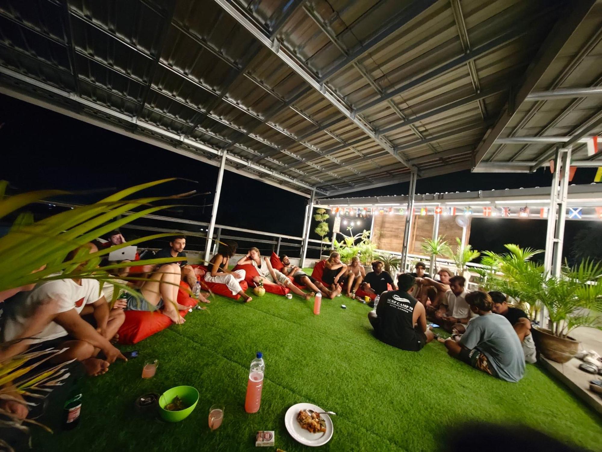 Surf Camp 79 Hotel Kuta  Eksteriør billede